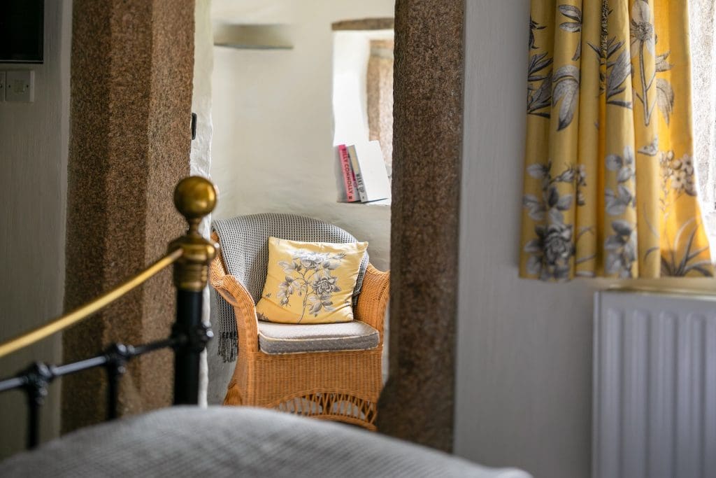 Reddivallen Farm B&B - The Monk's Room - bed and chair