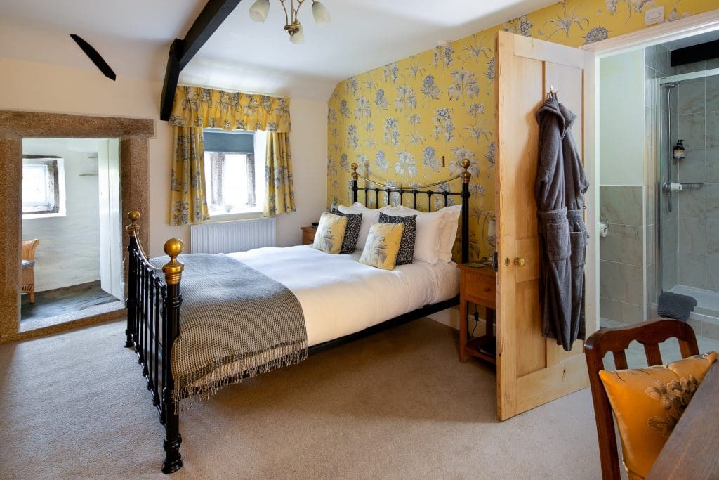 Reddivallen Farm B&B - The Monk's Room - bed and en suite