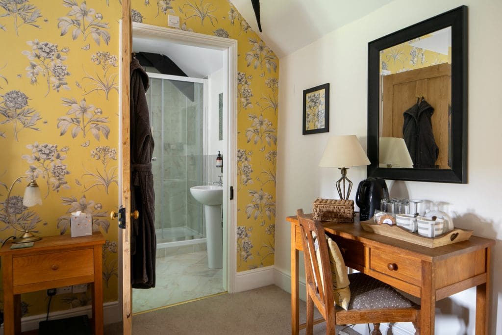 Reddivallen Farm B&B - The Monk's Room - en suite, tea and coffee in-room facilities