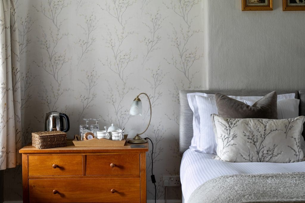 Reddivallen Farm B&B - The Reddivallen Suite - bed and bedisde table