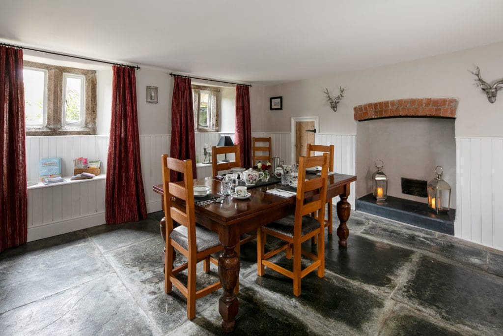 Reddivallen Farm B&B dining room