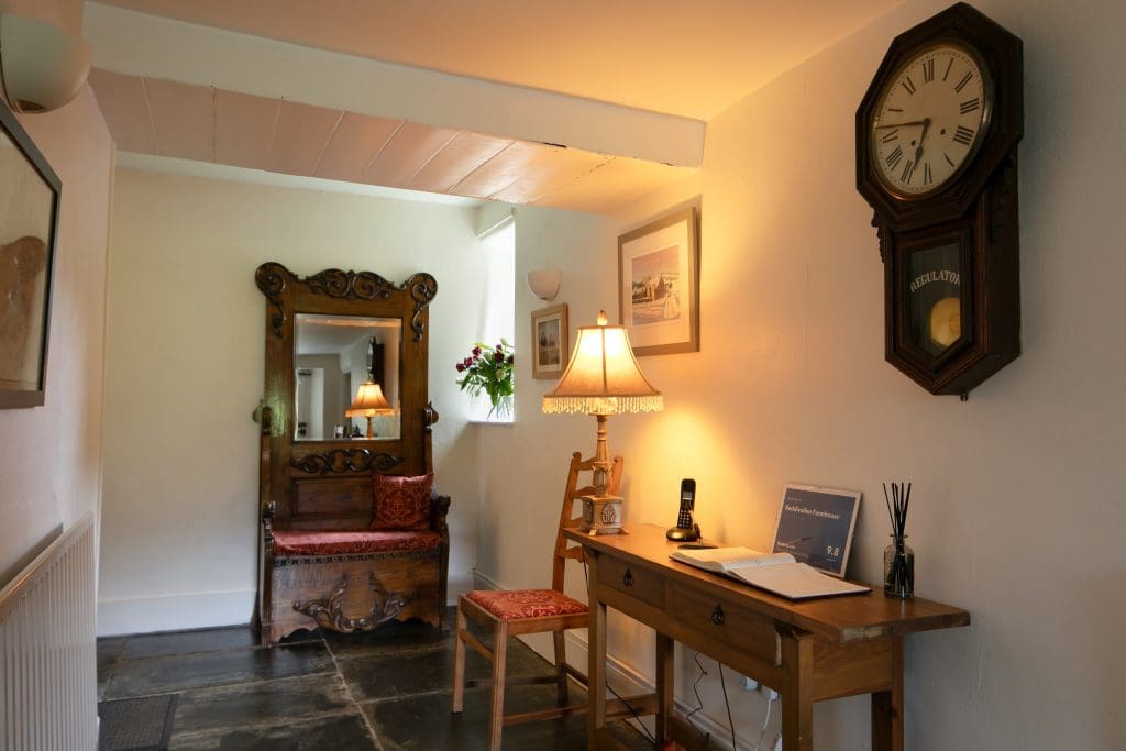 Reddivallen Farm B&B - - hallway and guest book